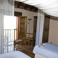 Ginkgos Dormitorio Añil con espacio para sentarse a contemplar las vistas